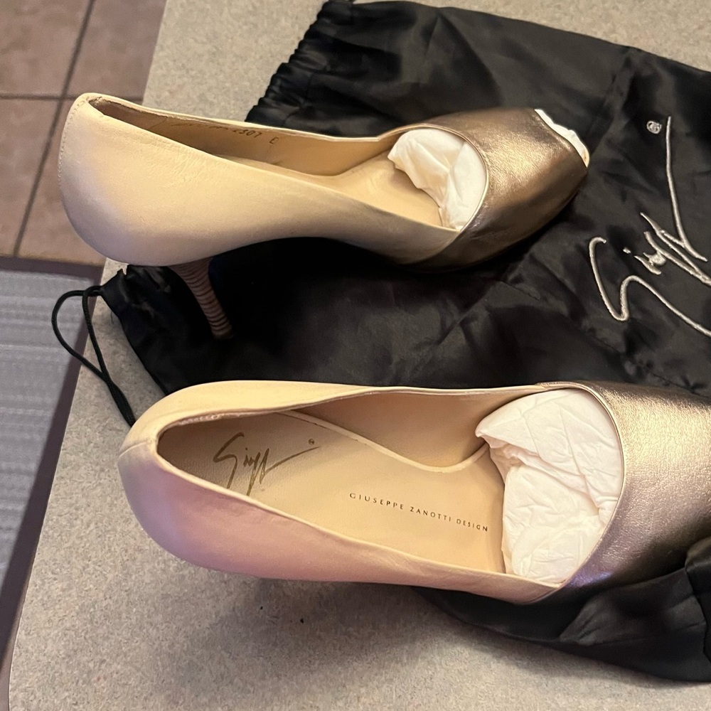 Giuseppe Zanotti Women's Gold and Cream Heels